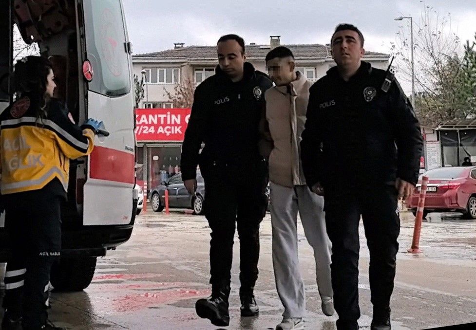 Babasını 6 yerinden bıçakladıktan sonra 112’den yardım istedi!