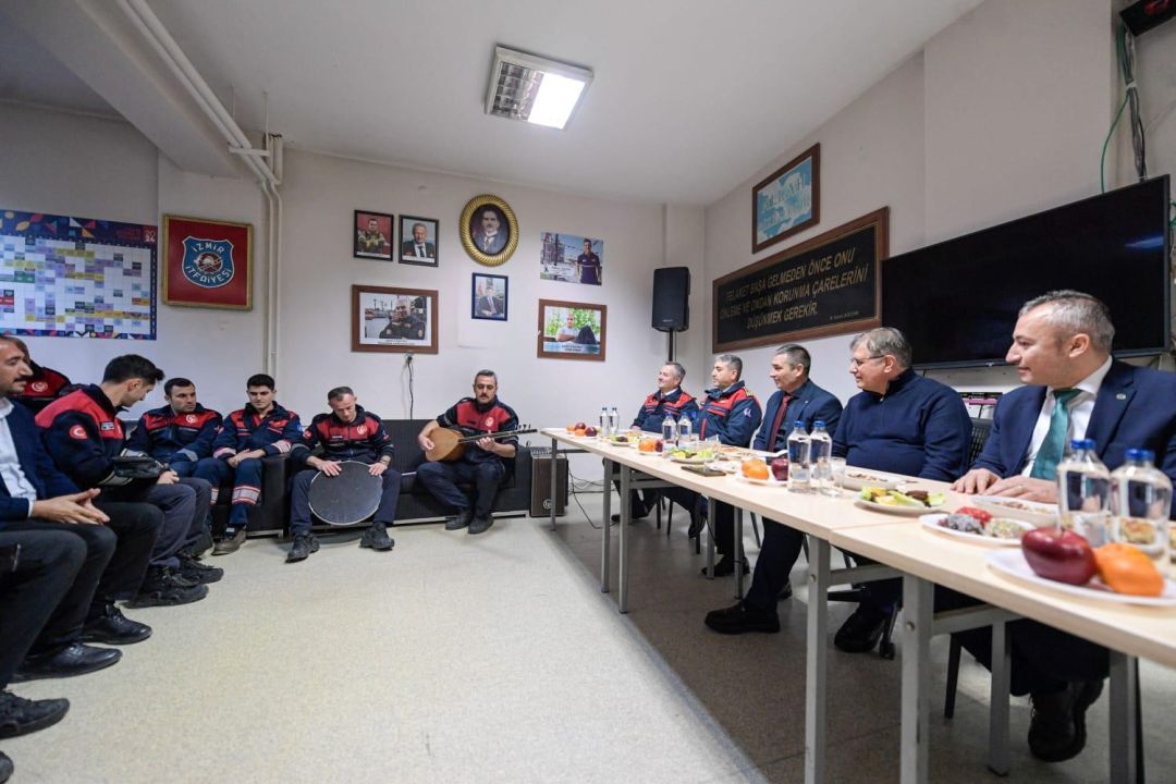 Başkan Tugay 2025’i nöbetteki itfaiyecilerle karşıladı