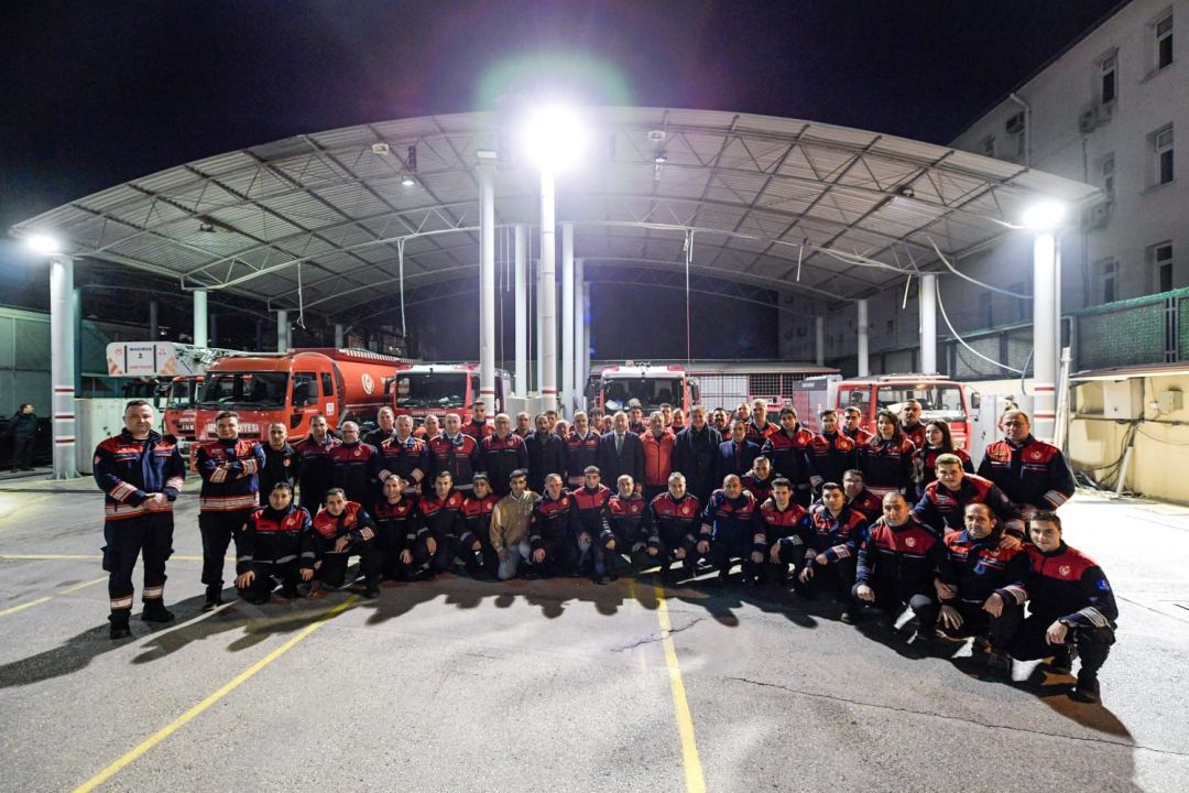Başkan Tugay 2025’i nöbetteki itfaiyecilerle karşıladı