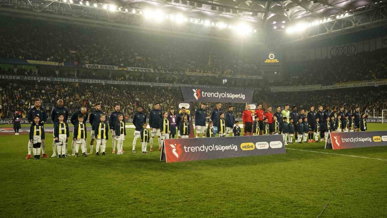 Trendyol Süper Lig: Fenerbahçe: 0 - Kasımpaşa: 0 (Maç devam ediyor)