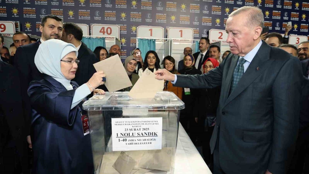 Cumhurbaşkanı ve AK Parti Genel Başkanı Erdoğan, AK Parti 8. Olağan Büyük Kongresi’nde oyunu kullandı