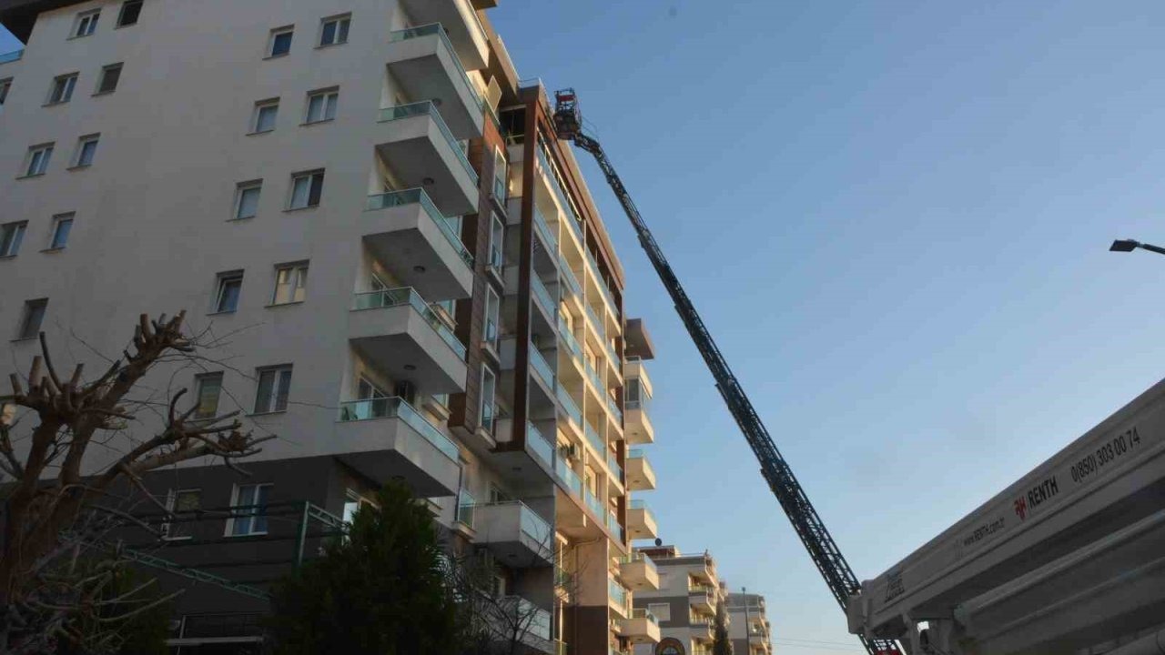 İzmir’de 7 katlı binada yangın!