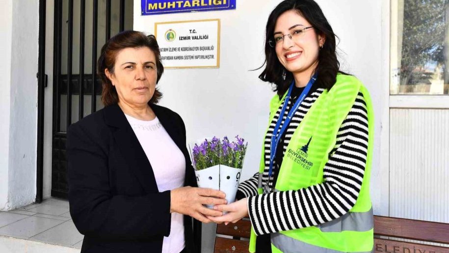 İzmir’in kadın muhtarlarına mor çiçekli sürpriz