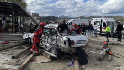 Muğla’da araç önce direğe, sonra duran otomobile çarptı: 4 ölü, 2 ağır yaralı