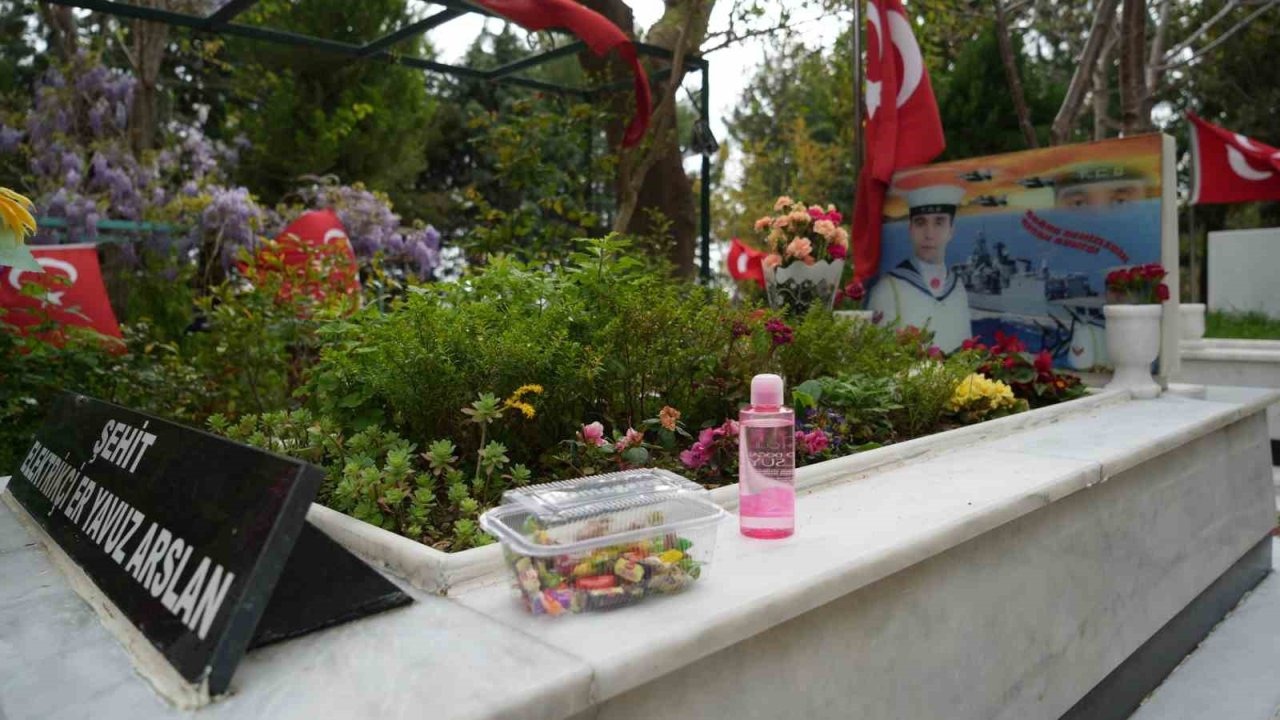 Şehit kabirlerine şeker ve kolonya bırakıldı