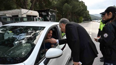 Emniyet Müdürü Aktaş’tan sürücülere şeker ikramı