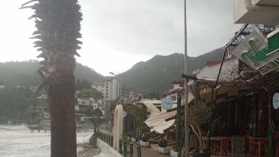 Meteoroloji uyarı vermişti, fırtına etkili oldu: Tekneler kıyıya vurdu, çatılar çöktü!