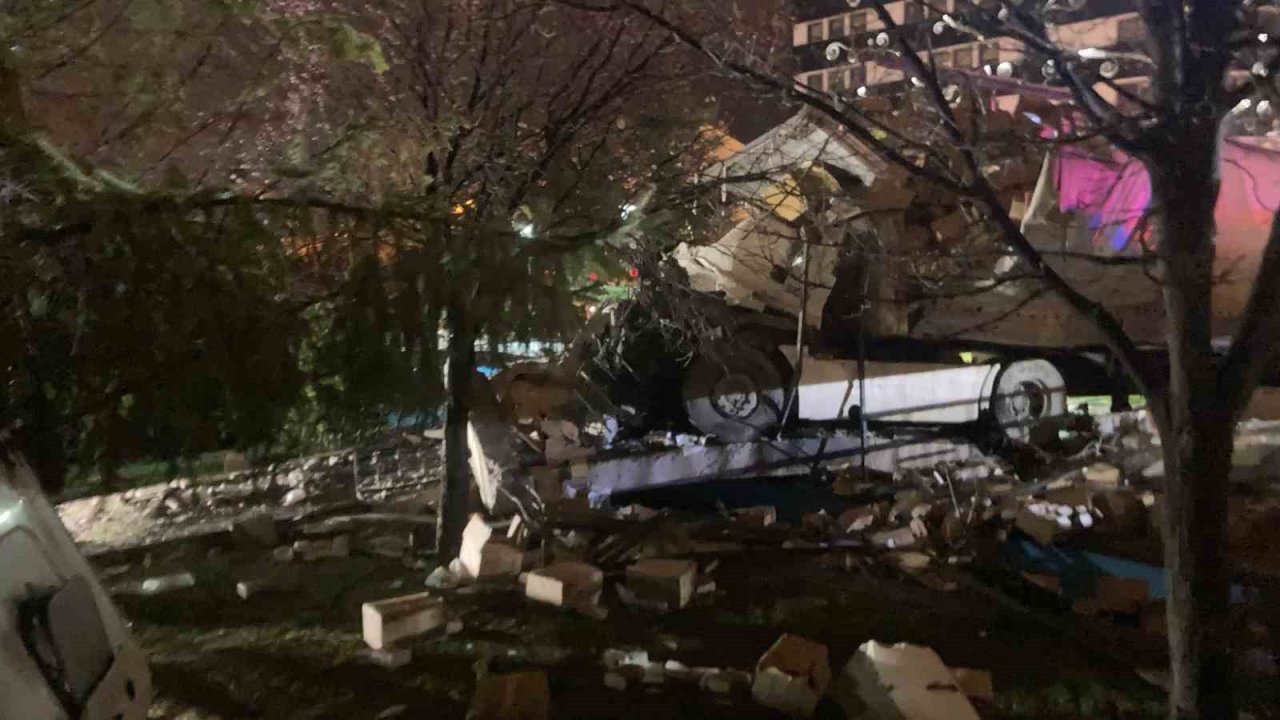 Başkent’te feci kaza:Freni boşalan tır parka daldı, 1 ölü!