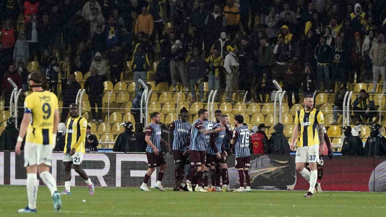 Trendyol Süper Lig: Fenerbahçe: 0 - Trabzonspor: 1 (İlk yarı)