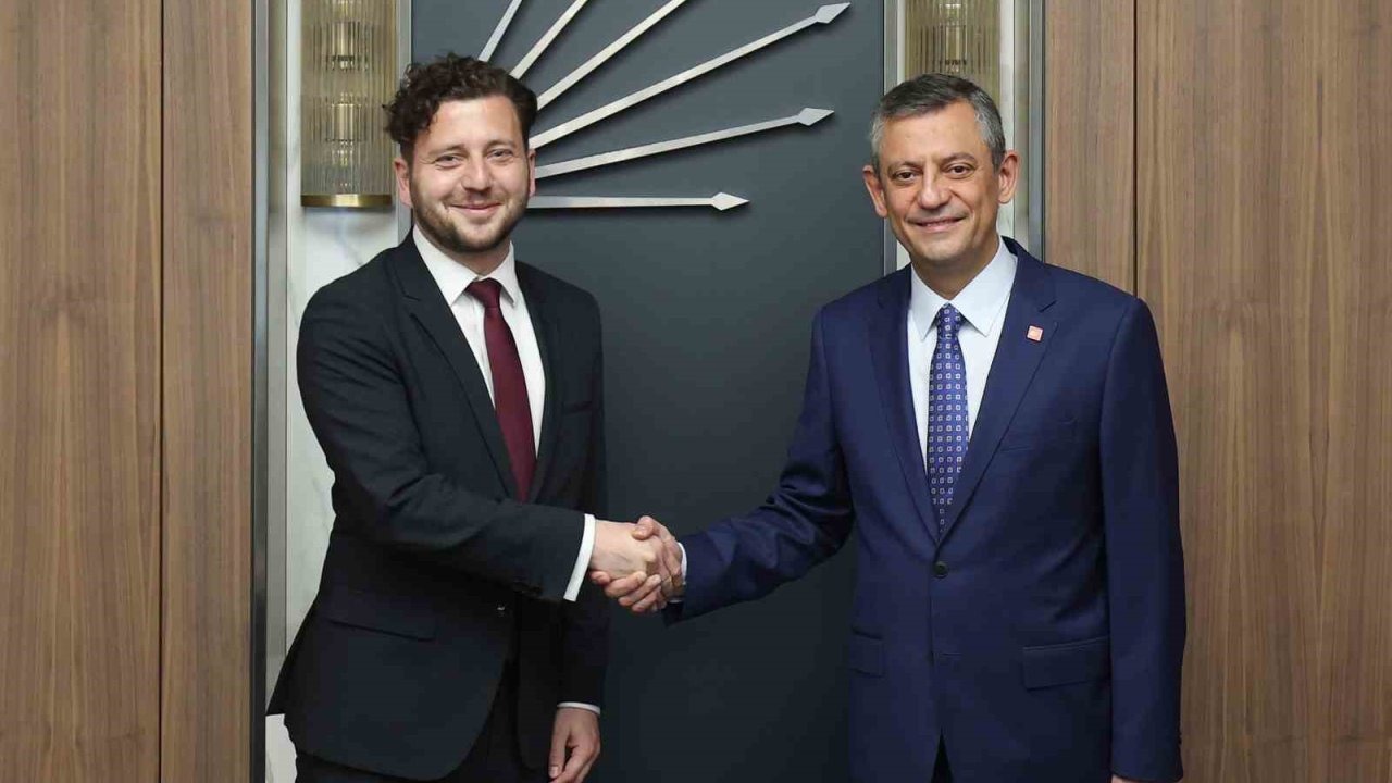 CHP lideri Özel, Almanya Yeşiller Partisi Eş Genel Başkanı Felix Banaszak’ı kabul etti