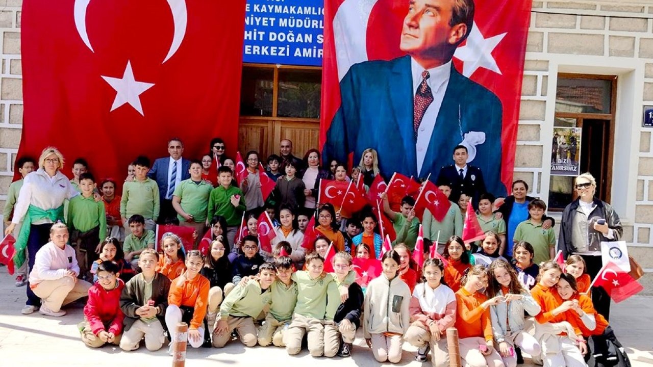 Çeşme’de minik kalplerden polislere anlamlı ziyaret