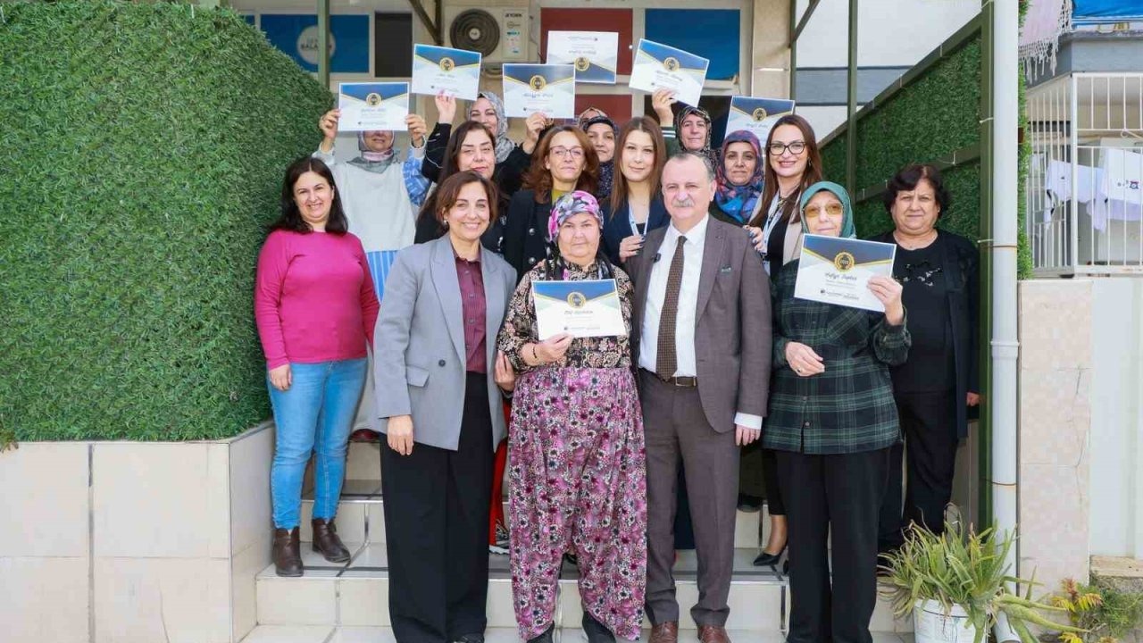 Manisa'da okuma yazma kursunu tamamlayanlar belgelerini başkandan aldılar