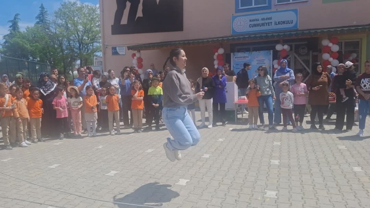 Manisa'da öğrenciler seyretti veliler yarıştı