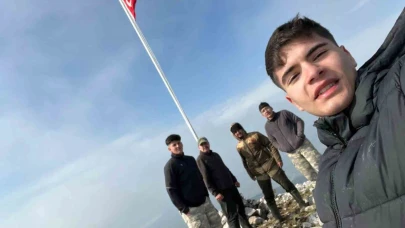 Soma’nın zirvesinde Türk bayrağını dalgalandırdılar