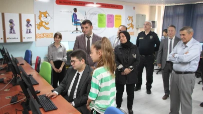 Kula’da Bilişim Sınıfı Öğrencilerle Buluştu