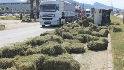 Turgutlu Salihli istikametinde kaza: Kamyondaki saman balyaları yola saçıldı!