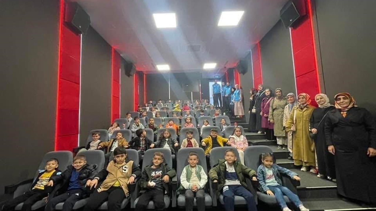 Soma’da Kur’an kursu öğrencilerine sinema etkinliği