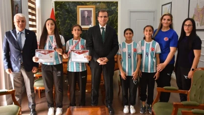 Kazandıkları madalyaların mutluluğunu kaymakamla paylaştılar