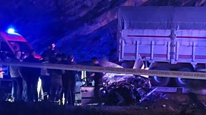 Başkent'te feci kaza: Otomobil ile kamyon kafa kafaya çarpıştı 1 ölü, 4 yaralı!