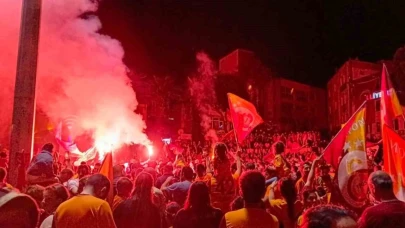 İzmir’de sarı-kırmızılı taraftarlar şampiyonluğu kutladı