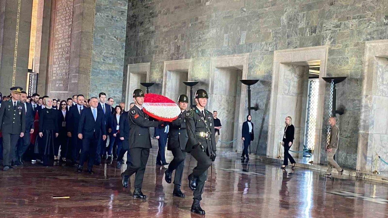 Bakan Bak’tan gençler ve sporcularla Anıtkabir’e ziyaret
