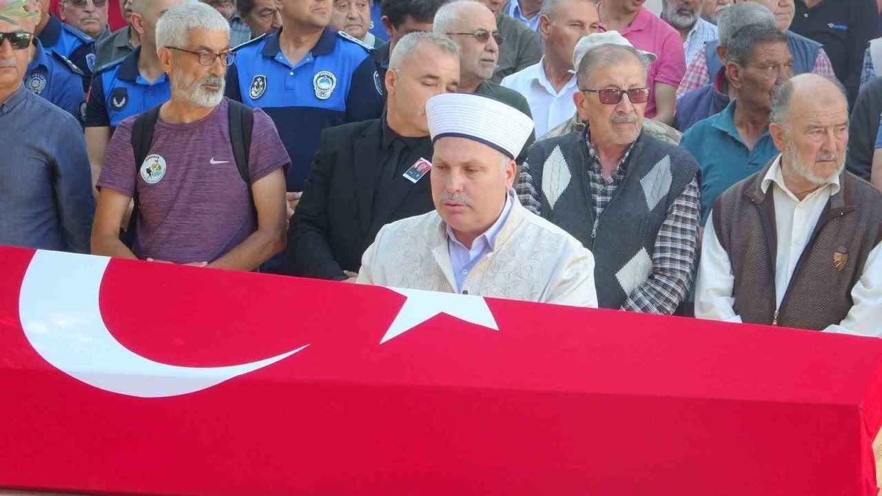 Kalp krizi sonucu hayatını kaybeden polis memuru son yolculuğuna uğurlandı