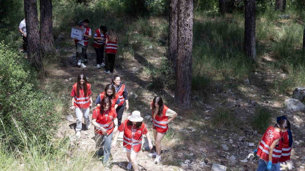 Yunusemre Belediyesi üniversitelilerle ormanda çöp topladı