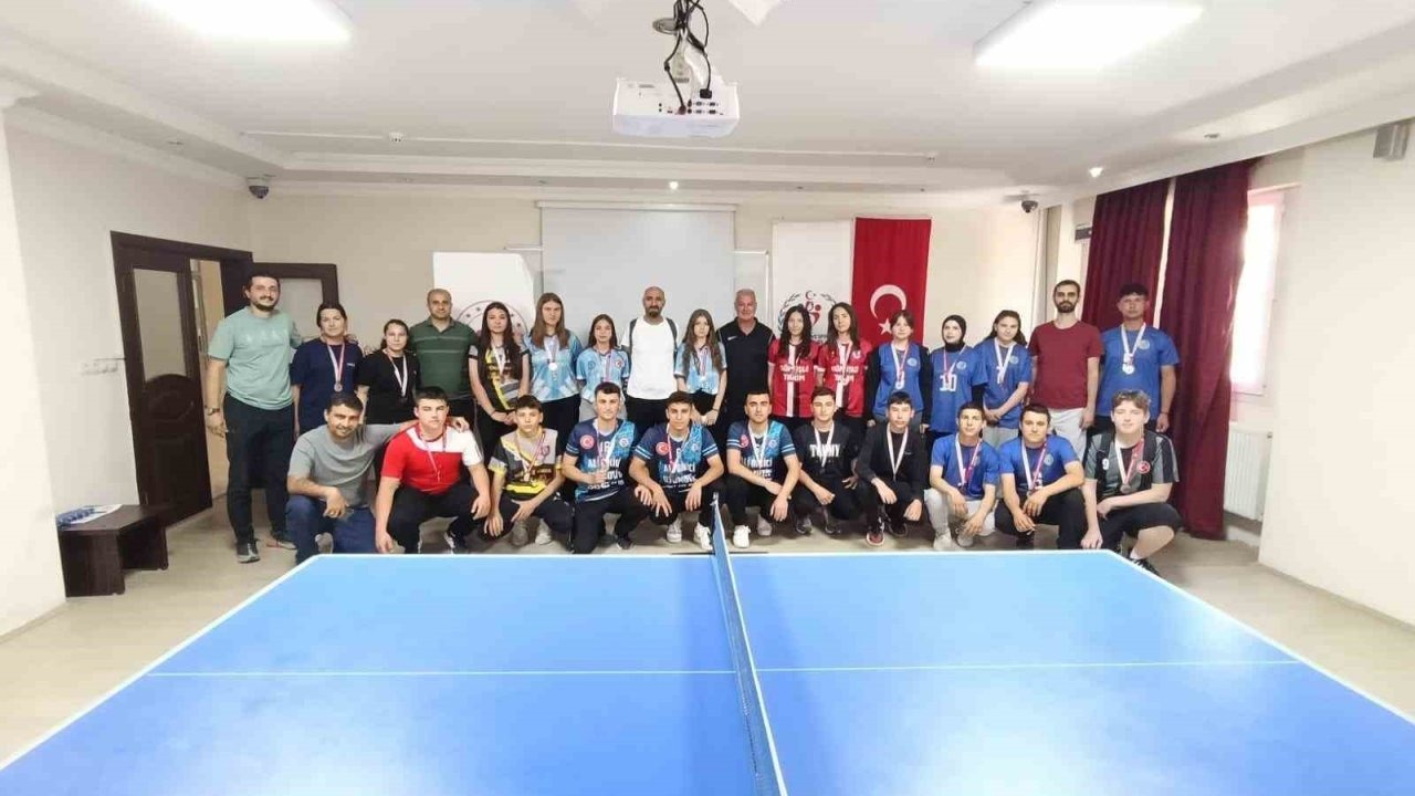 İlçede masa tenisinde kazananlar belli oldu