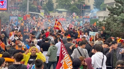 Galatasaraylı taraftarlar Yenikapı’ya akın etti
