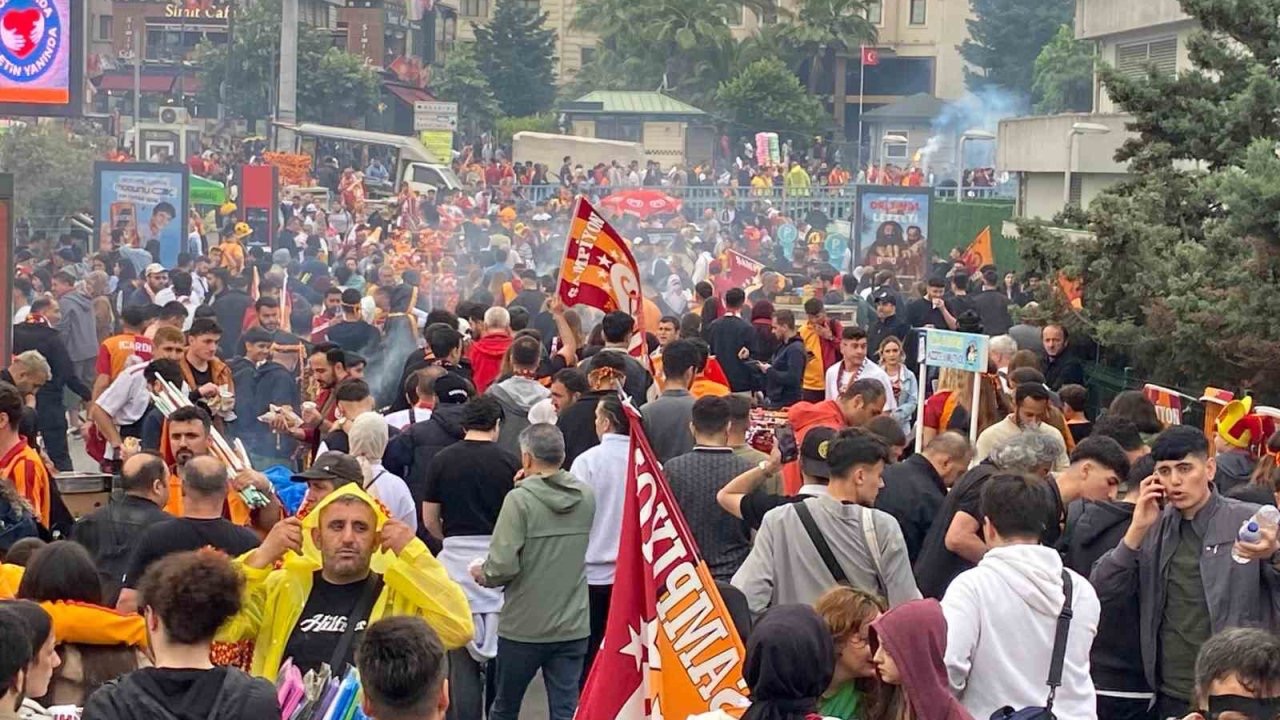 Galatasaraylı taraftarlar Yenikapı’ya akın etti