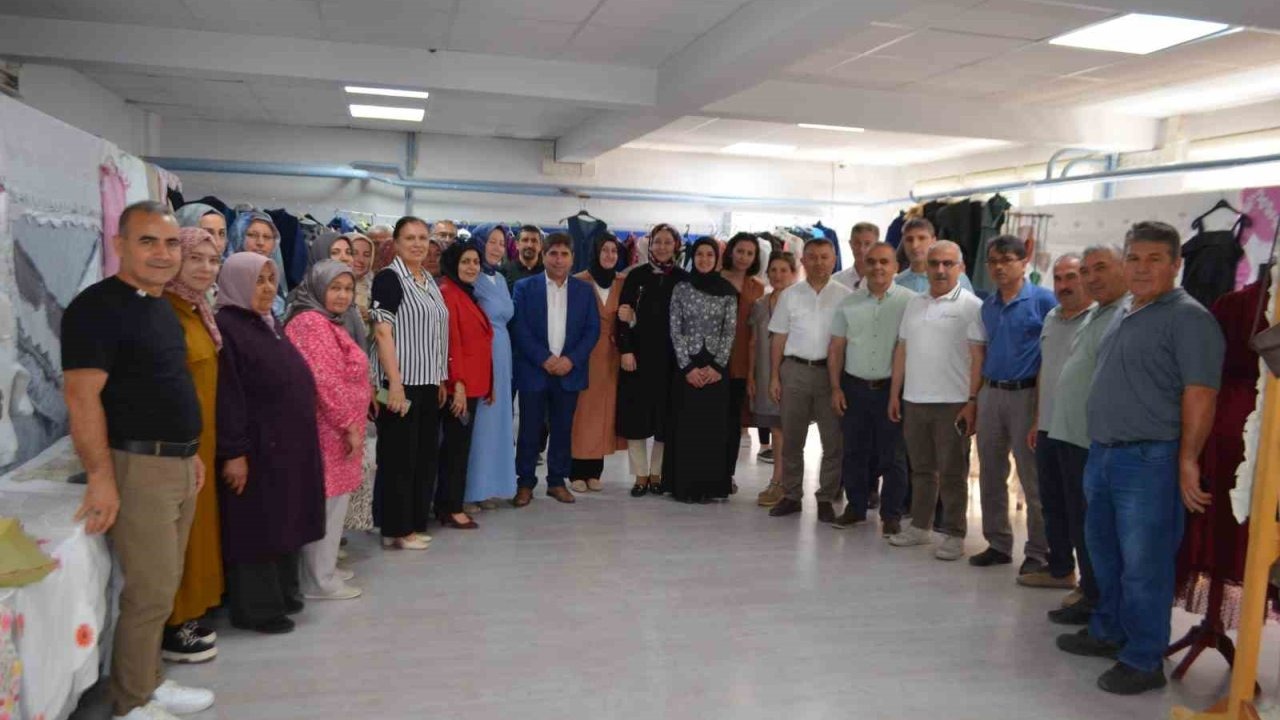 Kursiyerlerin el emeği göz nuru ürünleri sergilendi