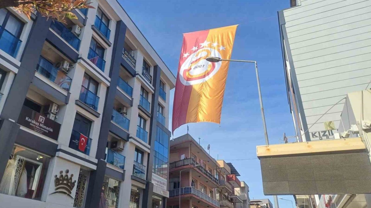 İlçede caddelere Galatasaray bayrakları asıldı