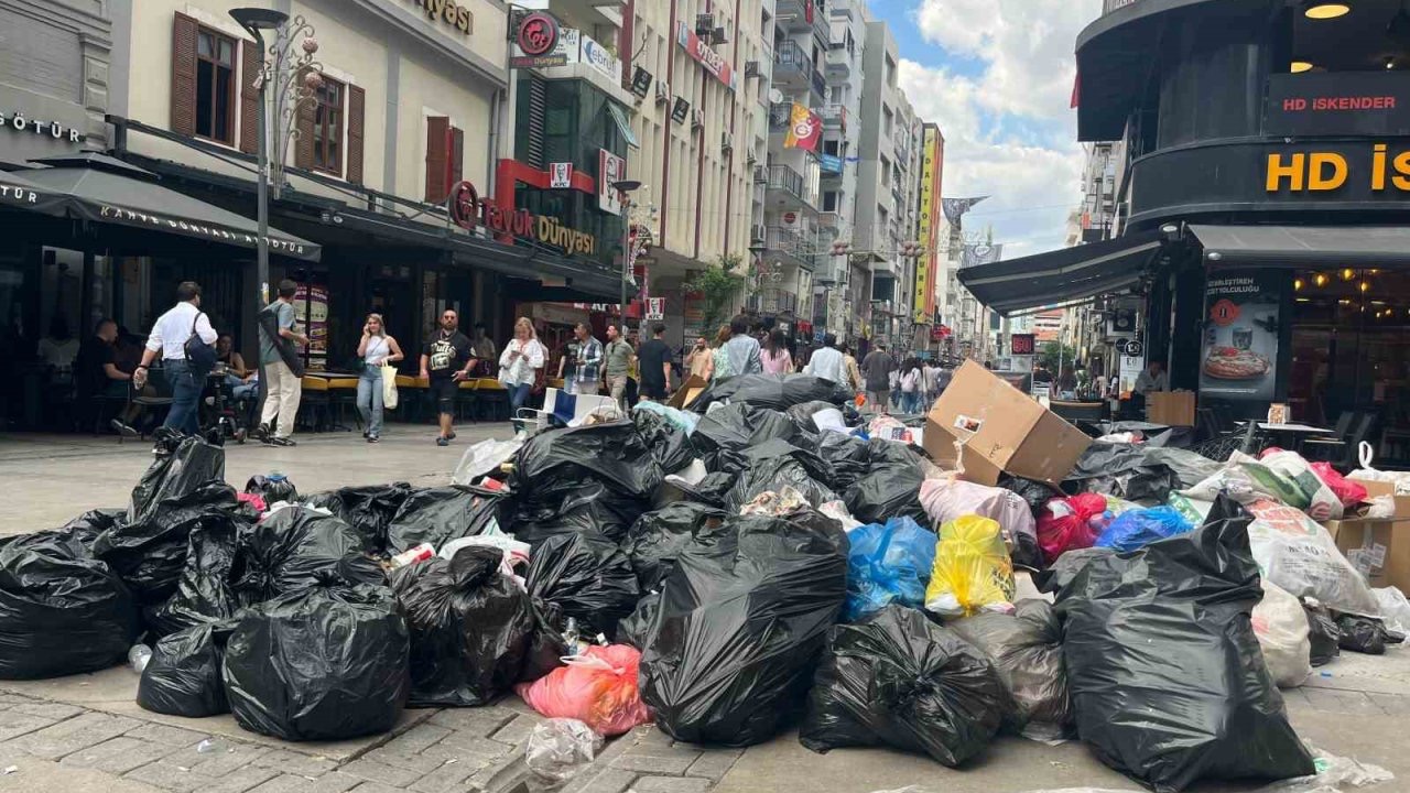 İzmir Büyükşehir Belediyesi’ndeki grev nedeniyle çöpler sokaklara taştı
