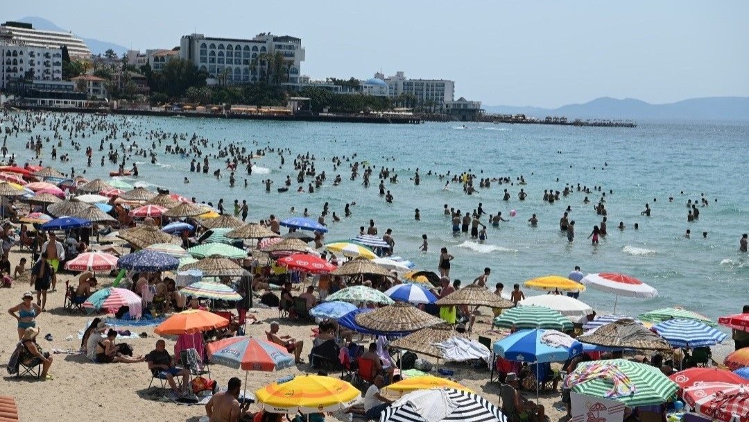Kuşadası’nda plajlarda bayram yoğunluğu