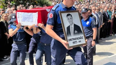 Belediye önüne Başkan Zeyrek’e acı veda
