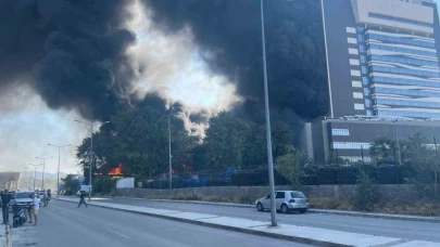 İzmir’de inşaat deposundaki yangın kontrol altına alındı