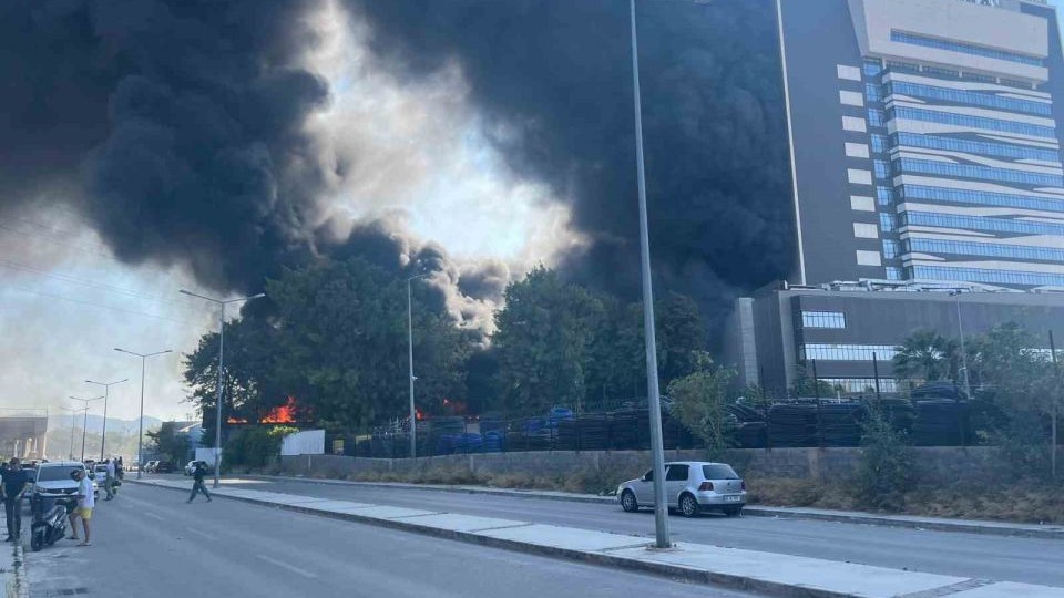 İzmir’de inşaat deposundaki yangın kontrol altına alındı