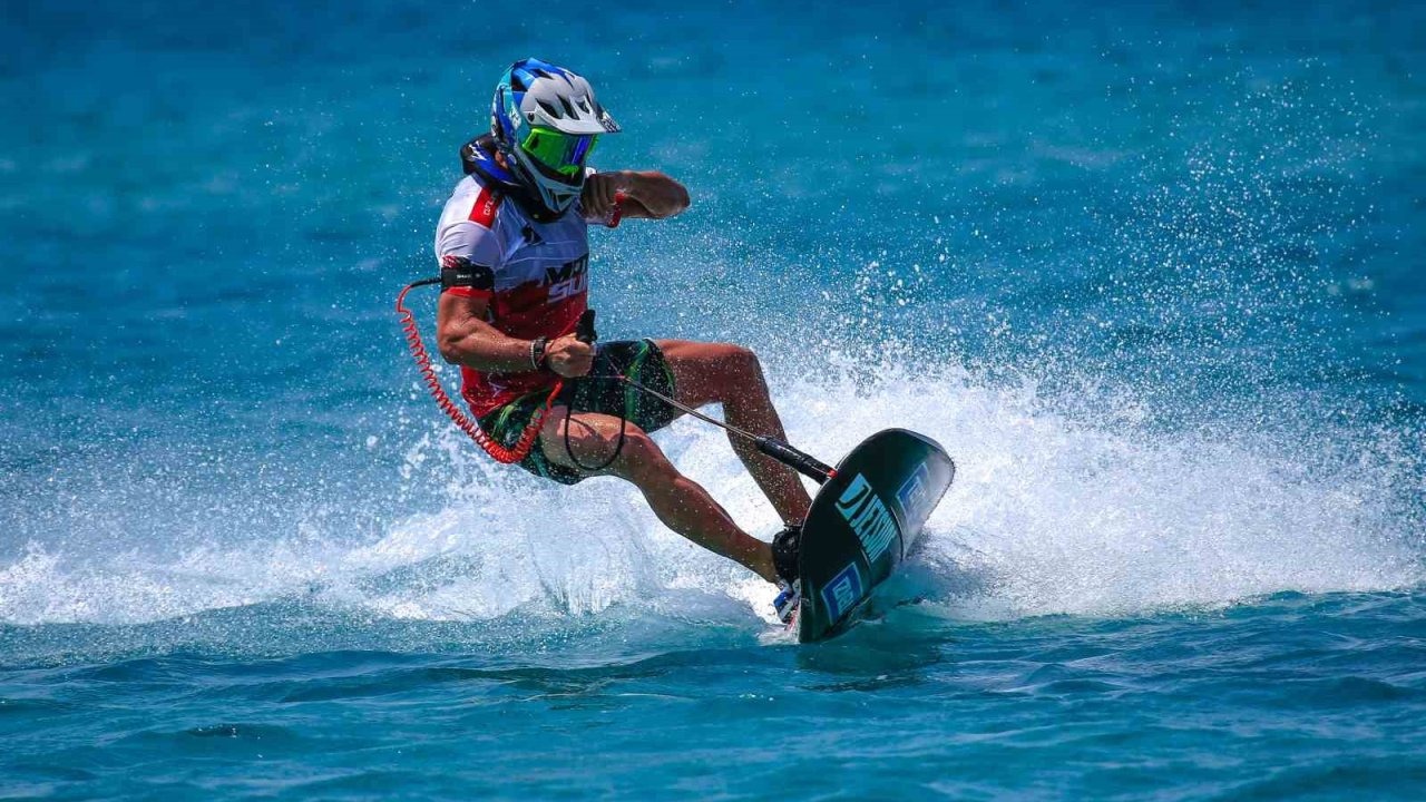Dünya Motosurf Şampiyonası Çeşme’de renkli görüntülerle start aldı