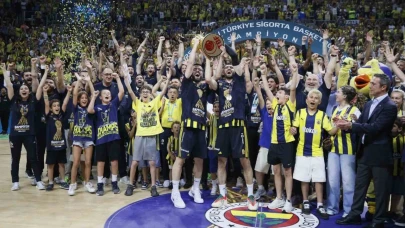Basketbol Süper Ligi’nde şampiyon Fenerbahçe Beko kupasını aldı