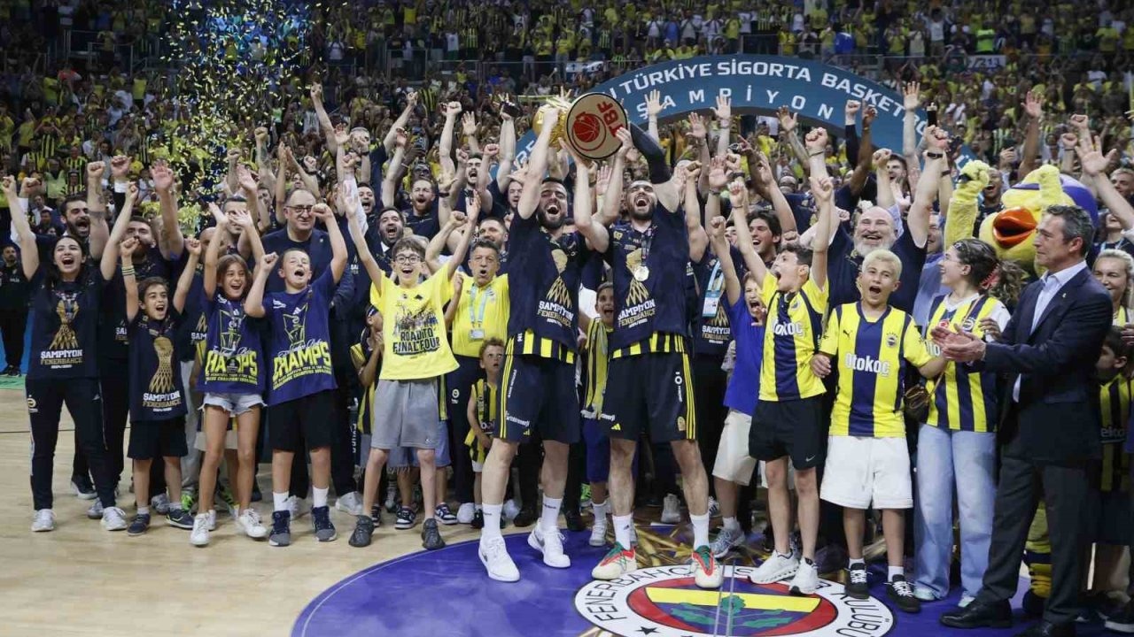 Basketbol Süper Ligi’nde şampiyon Fenerbahçe Beko kupasını aldı