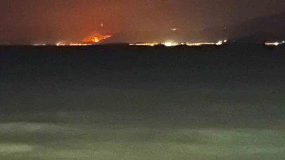 Seferihisar’daki alevler Kuşadası sahilinden görülüyor
