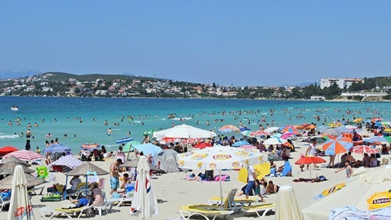 Çeşme’de 14 plaj ve 2 marinada Mavi Bayrak dalgalanacak