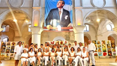 "Bayraklı’nın Renkleri" Çeşme’de buluştu: 60 sanatçıdan yağlı boya sergisi