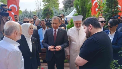 İçişleri Bakanı Yerlikaya ile Aile ve Sosyal Hizmetler Bakanı Göktaş, Karşıyaka Mezarlığı’nda yer alan 15 Temmuz Şehitliğindeki anma törenine katıldı