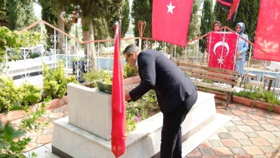 Sarıgöl Kaymakamı’ndan şehit kabrine anlamlı ziyaret