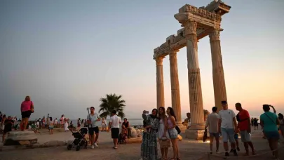 Bakan Ersoy: "19 Temmuz’da Antalya ve Gazipaşa havalimanlarımızdan 102 bin 6 yabancı ziyaretçi girişi gerçekleşti"