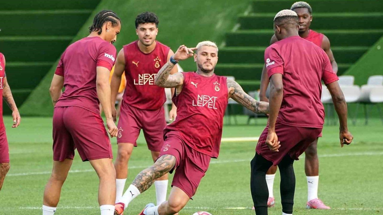 Osimhen, Galatasaray formasıyla ilk antrenmanına çıktı