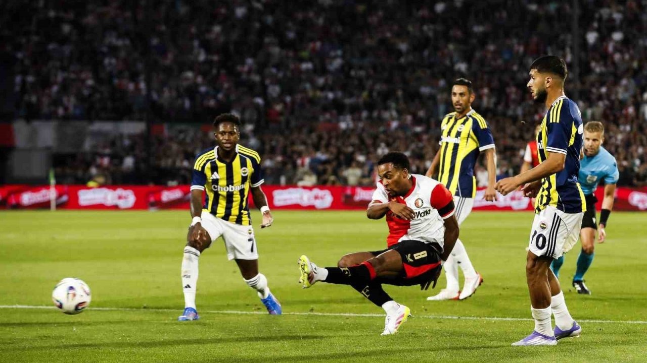 UEFA Şampiyonlar Ligi: Feyenoord: 1 - Fenerbahçe: 0 (İlk yarı)