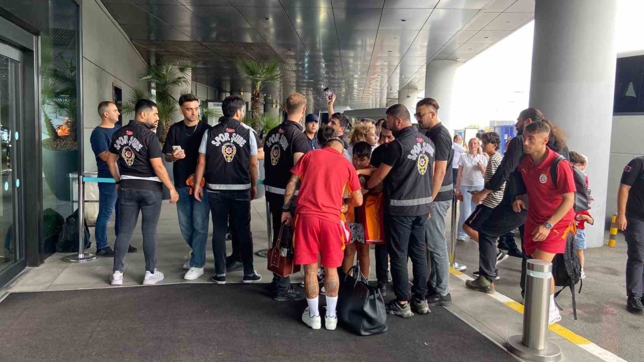 Galatasaray, ligin açılış maçı için Gaziantep’e gitti