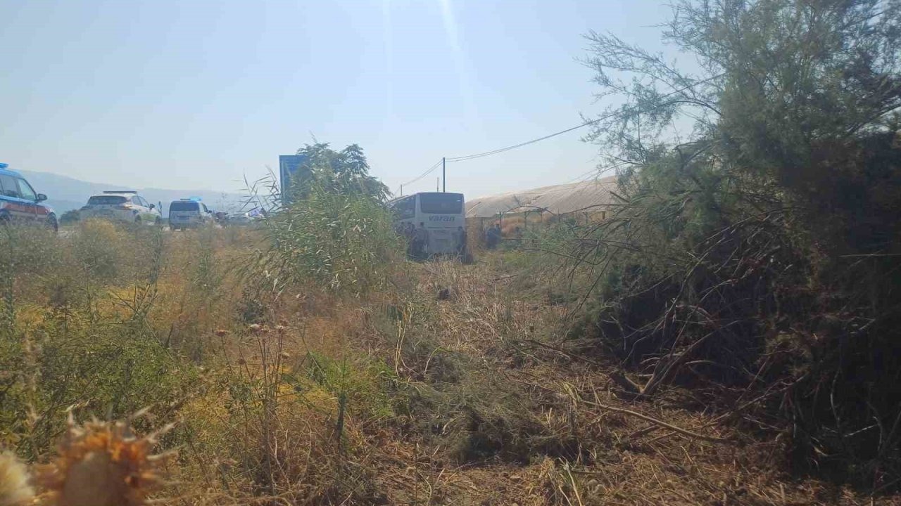 Manisa’da otobüs yoldan çıktı, 35 yolcu ölümden döndü